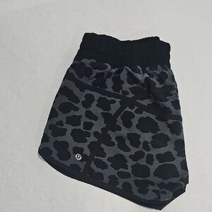 #19 Lululemon Black and Gray Patterned Skirt